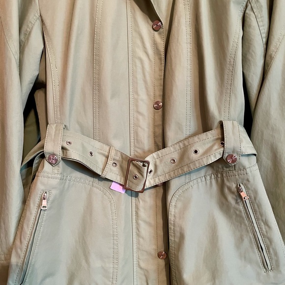 GALLERY LIKE NEW WATER REPELLENT RAINCOAT W DETACHABLE HOOD, DRY CLEANED. - Picture 8 of 17
